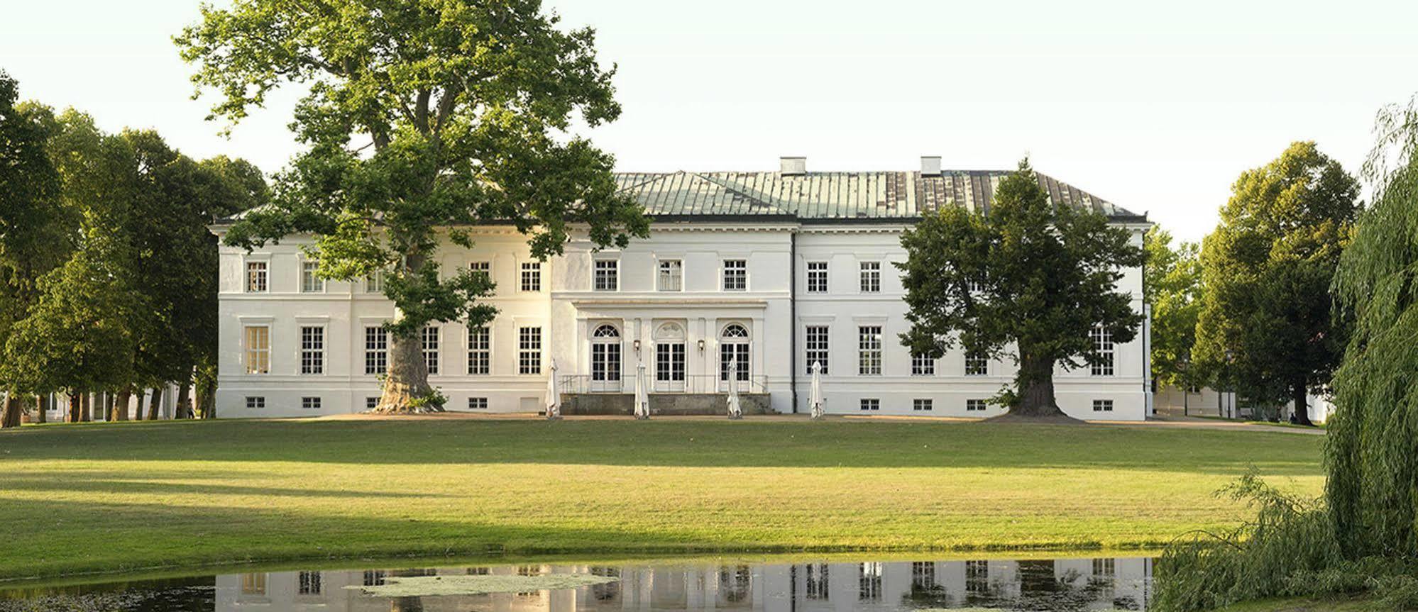 Hotel Schloss Neuhardenberg Bagian luar foto