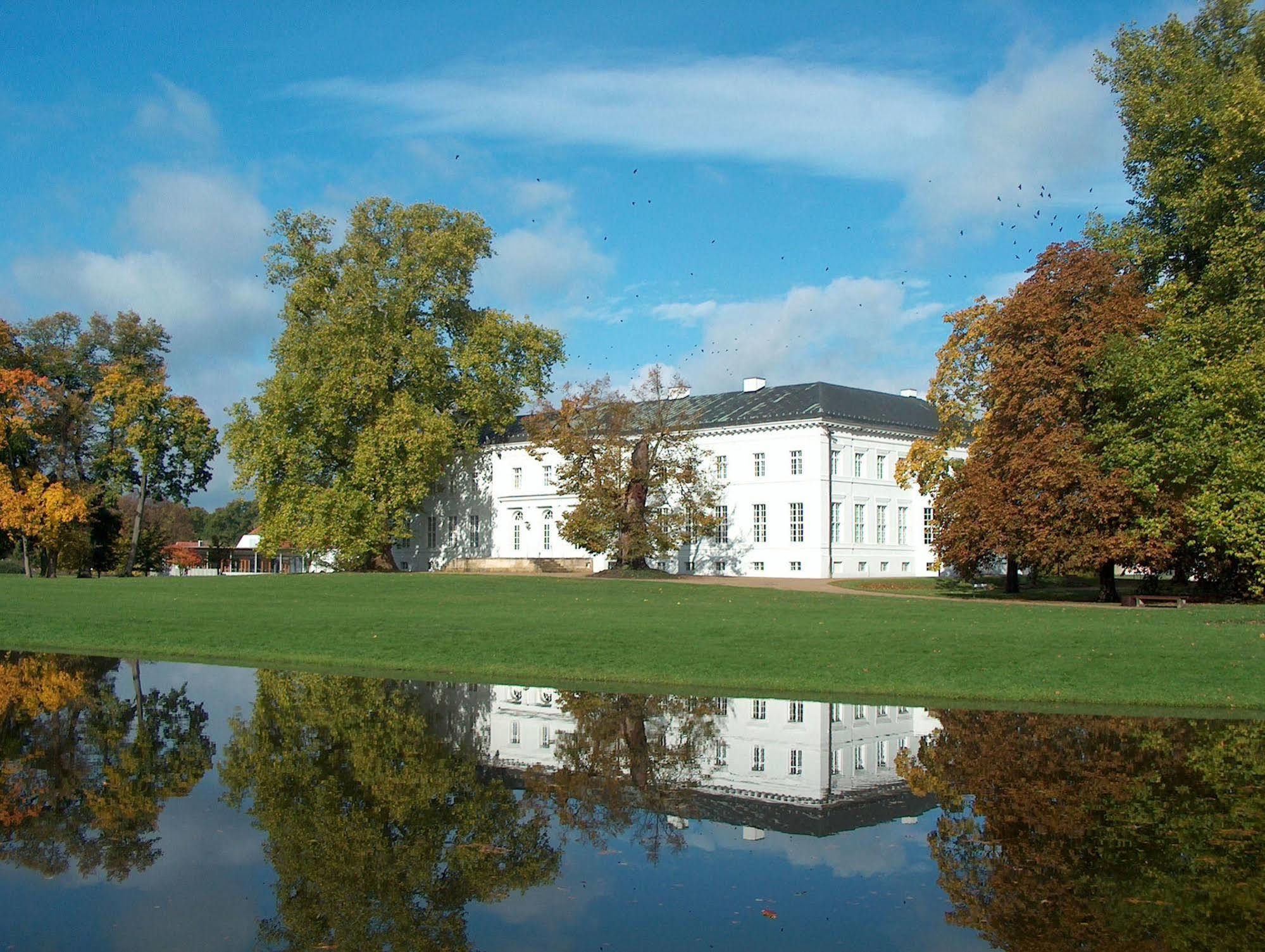Hotel Schloss Neuhardenberg Bagian luar foto